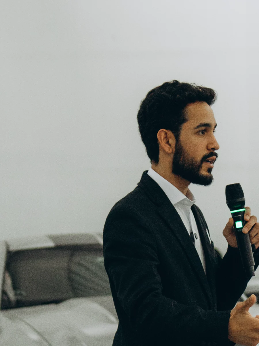 Wilian Monteiro palestrando ao vivo com microfone
